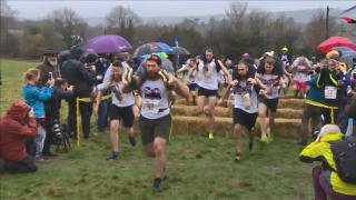 Concurs inedit în Marea Britanie. Campionatul de cărat al soţiei s-a terminat cu o cerere în căsătorie