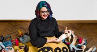 Tânăra arhitect care şi-a vândut motorul pentru a începe o afacere cu genţi şi pantofi