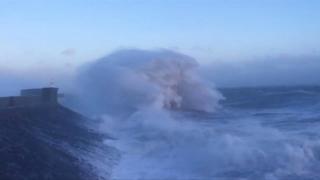 Vremea rea a făcut prăpăd în vestul Europei. Furtuna Freya a adus ninsori, rafale puternice de vânt şi inundaţii