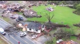 Prăpăd în Alabama, după cea mai puternică serie de tornade din ultimii 6 ani. Cel puţin 23 de oameni au murit