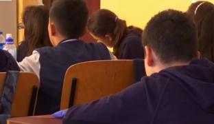 Anchetă la o şcoală din Iaşi, după ce învăţătorul ar fi inventat greşeli unui elev, într-o temă făcută corect