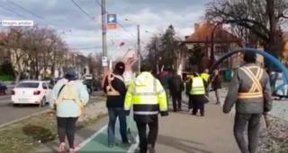 Sute de angajaţi ai primăriei Timişoara au primit ordin să iasă la măturat pe străzile oraşului