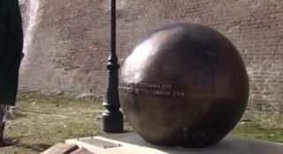 Soclul Capsulei Timpului, inaugurat cu ocazia Centenarului, a început să se fărâmiţeze