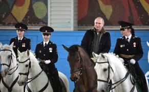 Vladimir Putin a defilat călare, alături de şase poliţiste din Moscova (Video)