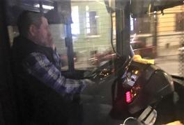 Şofer de autobuz din Cluj, filmat la volan vorbind încontinuu la telefon, nu încetează nici la atenţionările călătorilor (Video)