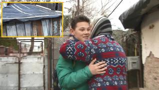 Alex, elev silitor crescut doar de bunică, stă într-o căsuță acoperită cu folii de plastic