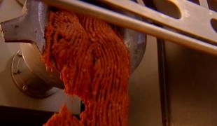 Mici contaminaţi cu salmonella. Doar 20 de kilograme au fost retrase de la vânzare, restul s-au vândut