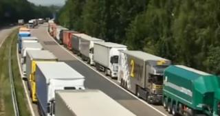 Sute de şoferi de TIR prinşi în blocaje imense, la graniţa dintre Franţa şi Marea Britanie