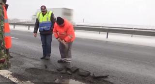 Iarna a lăsat în urmă 3 milioane și jumătate de metri pătrați de gropi