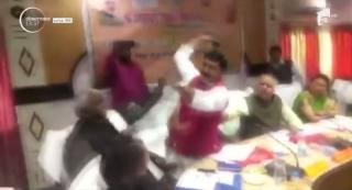 Bătaie în parlamentul indian. Un deputat a fost luat la pumni de un coleg
