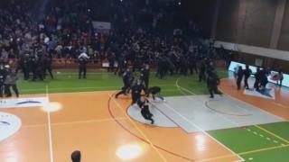 Bătaie și haos la Cupa României la Handbal, la meciul Dinamo – Steaua. Jandarmii au intervenit