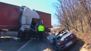 Eleva și iubitul ei, striviți de TIR în Lunca Corbului, se duceau la meditații pentru facultate. Mama fetei, în stare foarte gravă