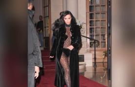 Kim Kardashian, aproape dezbrăcată pe străzile din Paris