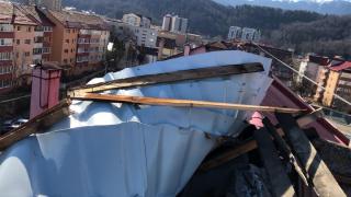 Vântul face ravagii în Braşov. Acoperişuri smulse, copaci doborâţi, oamenii sunt rugaţi să rămână în case (Video)