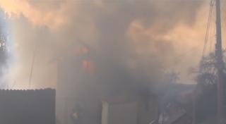 Casă distrusă de un incendiu puternic, la Râșnov, în Brașov