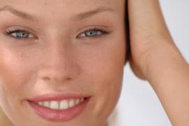 Trucuri pentru un zâmbet de invidiat. Dinți mai albi cu șase nuanțe în 20 minute