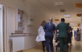 Un tânăr din Năvodari care fuma o ţigară pe balcon s-a dezechilibrat şi a căzut în gol de la etajul doi