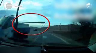 Mașina unui șofer din Cluj, lovită în mers de o bară metalică dintr-o camionetă (Video)