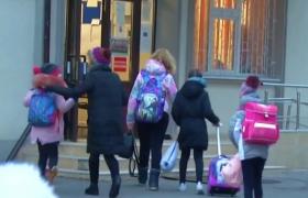 Părinții ar putea avea liber când școlile se închid temporar, spune un proiect de lege