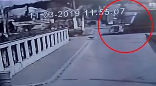 O şoferiţă începătoare n-a văzut trenul şi a fost lovită în plin, la Pucioasa. Video cu momentul impactului
