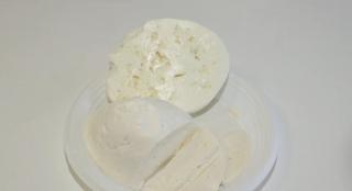 Brânza de vacă vândută în loc de brânză de bivoliță, în piețele din București