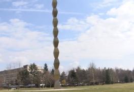 Coloana Infinitului de la Târgu Jiu a început să se înnegrească (Video)