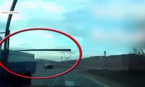Accident spectaculos în Cluj. O bară metalică s-a desprins de remorca unei camionete şi a lovit parbrizul altei maşini (Video)