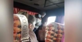 Copil de 15 ani, bătut de şoferul din microbuz din cauza muzicii ascultate la boxă (Video)