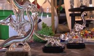 În judeţul Mureş, trăieşte unul dintre ultimii mari meşteri sticlari din România (Video)