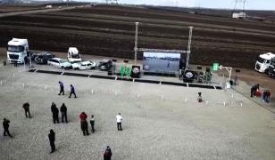 Primul metru de autostradă din Bucovina, inaugurat în prezenţa a mii de oameni