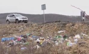 Parcările de pe marginea drumurilor naţionale, adevărate gropi de gunoi (Video)