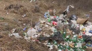 Parcările de pe marginea drumurilor naționale, pline de gunoaie