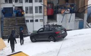 Un şofer cu tupeu a rămas împotmolit după ce a vrut să parcheze lângă telegondola de la cota 1.400 din Sinaia