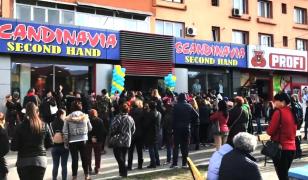 Bătălie la deschiderea unui magazin second-hand, în Târgu-Jiu: 'Uite cum tăbărâră pe haine'