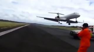 Muncitorii la un pas să fie loviţi de un avion pe aeroportul din capitala Paraguay-ului (Video)