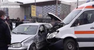 Maină lovită de o ambulanţă aflată în misiune, într-o intersecţie din Iaşi (Video)