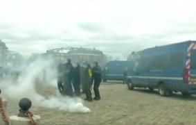 Noi proteste violente la Paris. Peste zece mii de oameni au ieşit în stradă (Video)