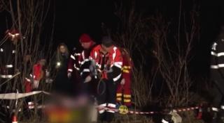 Podeţul şubrezit din Dâmboviţa care a omorât un om, traversat zilnic de localnici. Primarul: "Eu nu cred că e aşa pericol mare"