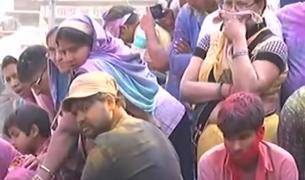 Bătaie cu pudră colorată în India, la sosirea primăverii