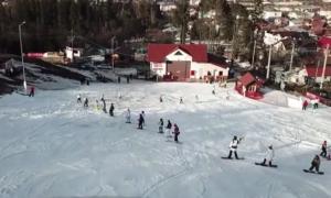 La Vatra Dornei, zeci de oameni au îmbrăcat haine tradiţioanle şi-au închis sezonul de schi cu o horă