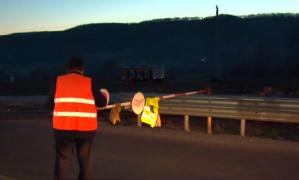 Scene de toată jena la Mihăeşti, unde s-a stricat bariera de la trecerea cu calea ferată (Video)