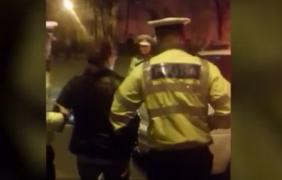 O șoferiță beată din Târgu Jiu a dat cu mașina peste un om, apoi s-a dus la un pahar