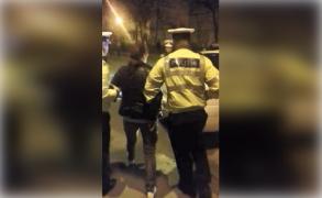 O şoferiţă ruptă de beată a intrat cu maşina într-o staţie de autobuz din Târgu Jiu, a lovit un bărbat, apoi s-a întors în bar (Video)