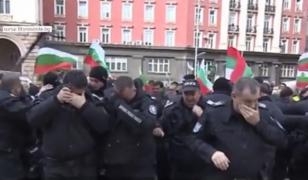 Polițiștii bulgari, în lacrimi după ce și-au dat singuri cu spray iritant