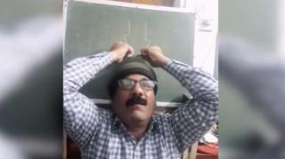 Două tablouri, desenate simultan de un ambidextru din India