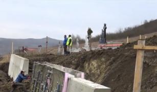 Mormintele dintr-un cimitir din Bistriţa-Năsăud au luat-o la vale