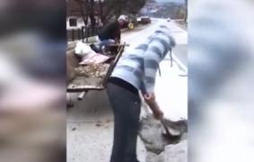 Sătui să aştepte intervenţia autorităţilor, locuitorii din Câmpulung au asfaltat singuri gropile