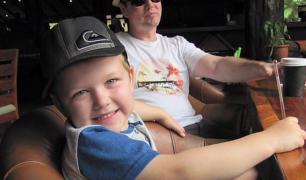 Tată devenit celebru după ce şi-a fotografiat bebeluşul în poziţia lui Superman