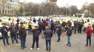 Taximetriştii, victorie în fața Uber. Guvernul a anunţat că va modifica legea taximetriei