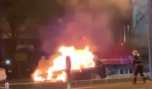 O maşină a ars ca o torţă în Bucureşti, după un scurtcircuit la motor